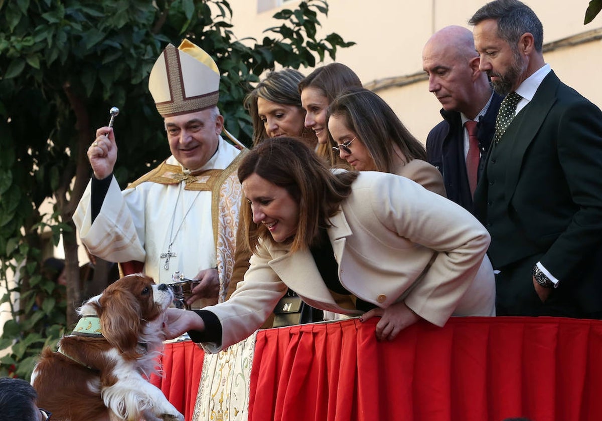 La alcaldesa de Valencia, María José Catalá, junto al arzobispo de Valencia, Enrique Benavent, y el portavoz de Vox, Juanma Badenas.