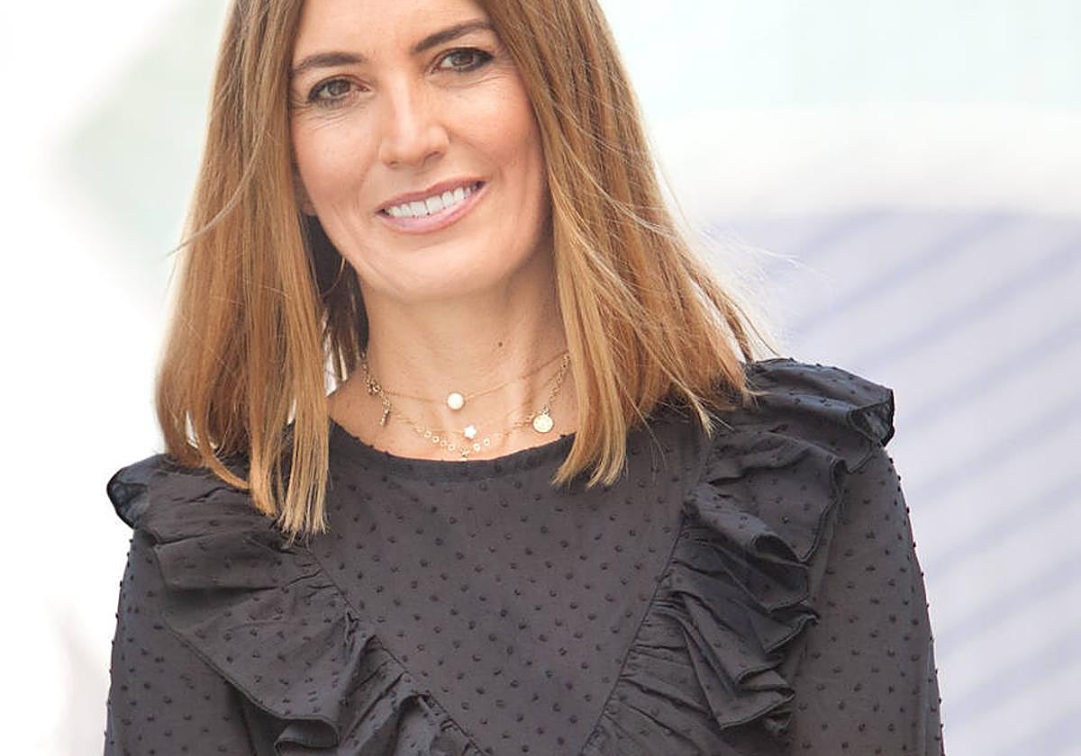 Inma Lahiguera, CEO de Brunnoi, con una de las blusas que ha diseñado.