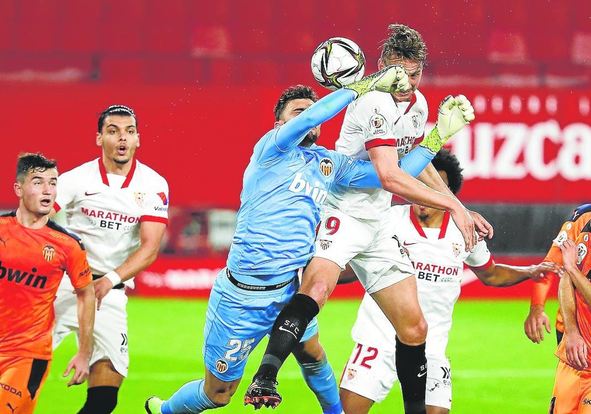 Acción de Rivero en Sevilla en el último partido que disputó con el Valencia.