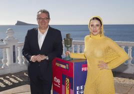 La pasada ganadora de la edición, Blanca Paloma, posa junto al alcalde de Benidorm, Toni Pérez