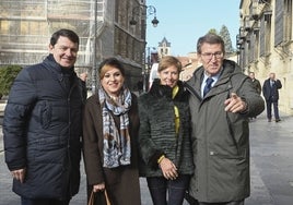 Feijóo junto al presidente de Castilla y León y unas simpatizantes.