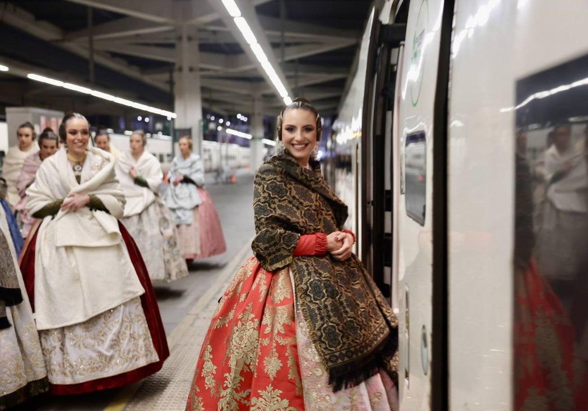 María Estela Arlandis y su corte, antes de subir al tren.