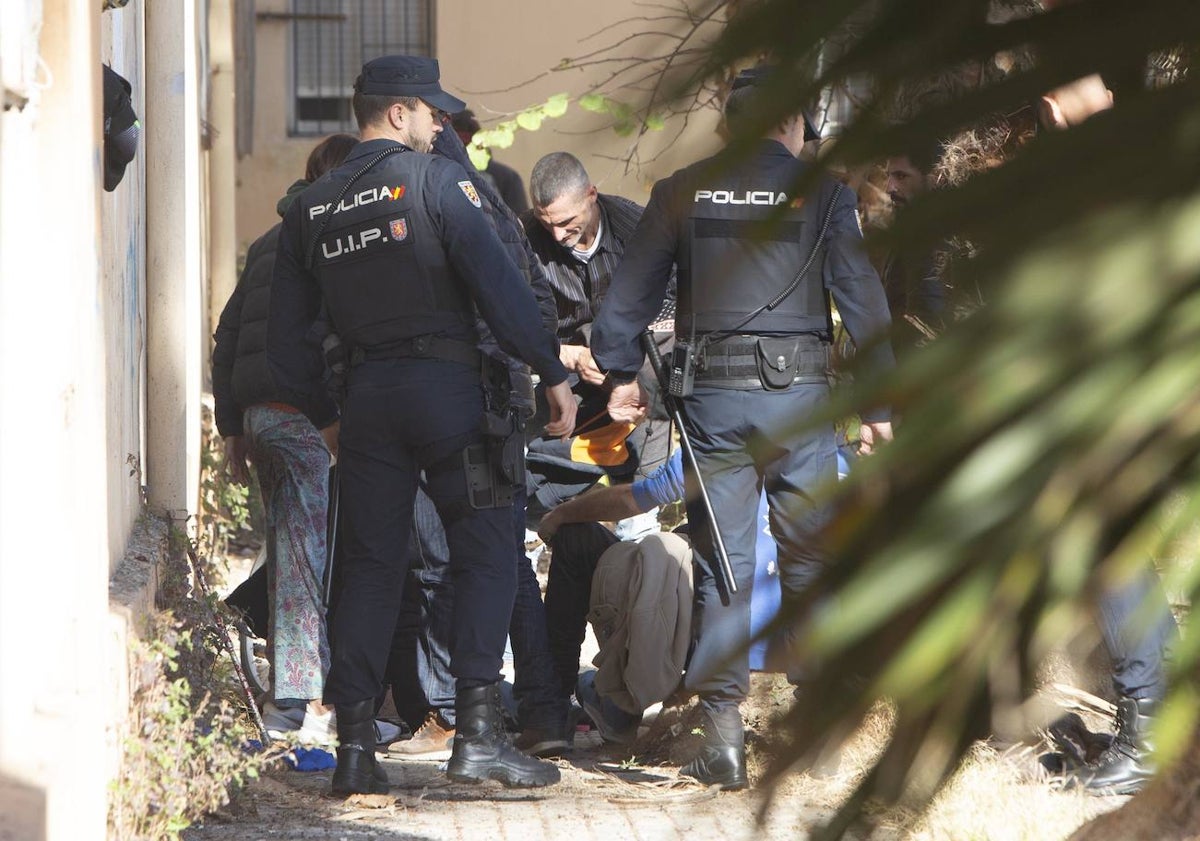 Imagen principal - Actuación y vigilancia de la Policía Nacional y finca de la calle Río Tajo con avenida Malvarrosa, a espaladas de un colegio, llena de enseres.