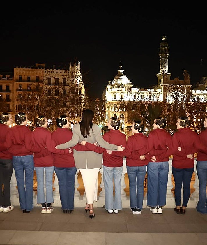 Imagen secundaria 2 - Visita de la mantenedora, Marta Alonso, a María Estela Arlandis y su corte, en el Ayuntamiento de Valencia.