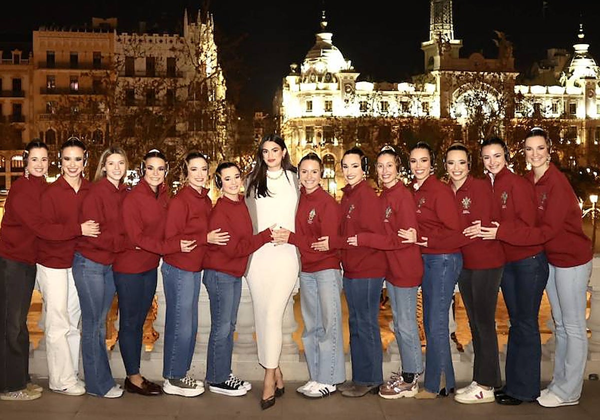 Marta Lozano, en el centro, junto a María Estela y sus doce compañeras de la corte.