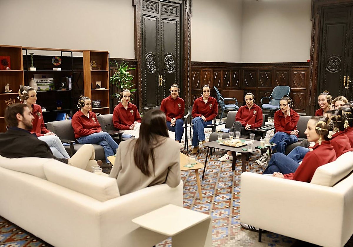 Imagen principal - Visita de la mantenedora, Marta Alonso, a María Estela Arlandis y su corte, en el Ayuntamiento de Valencia.