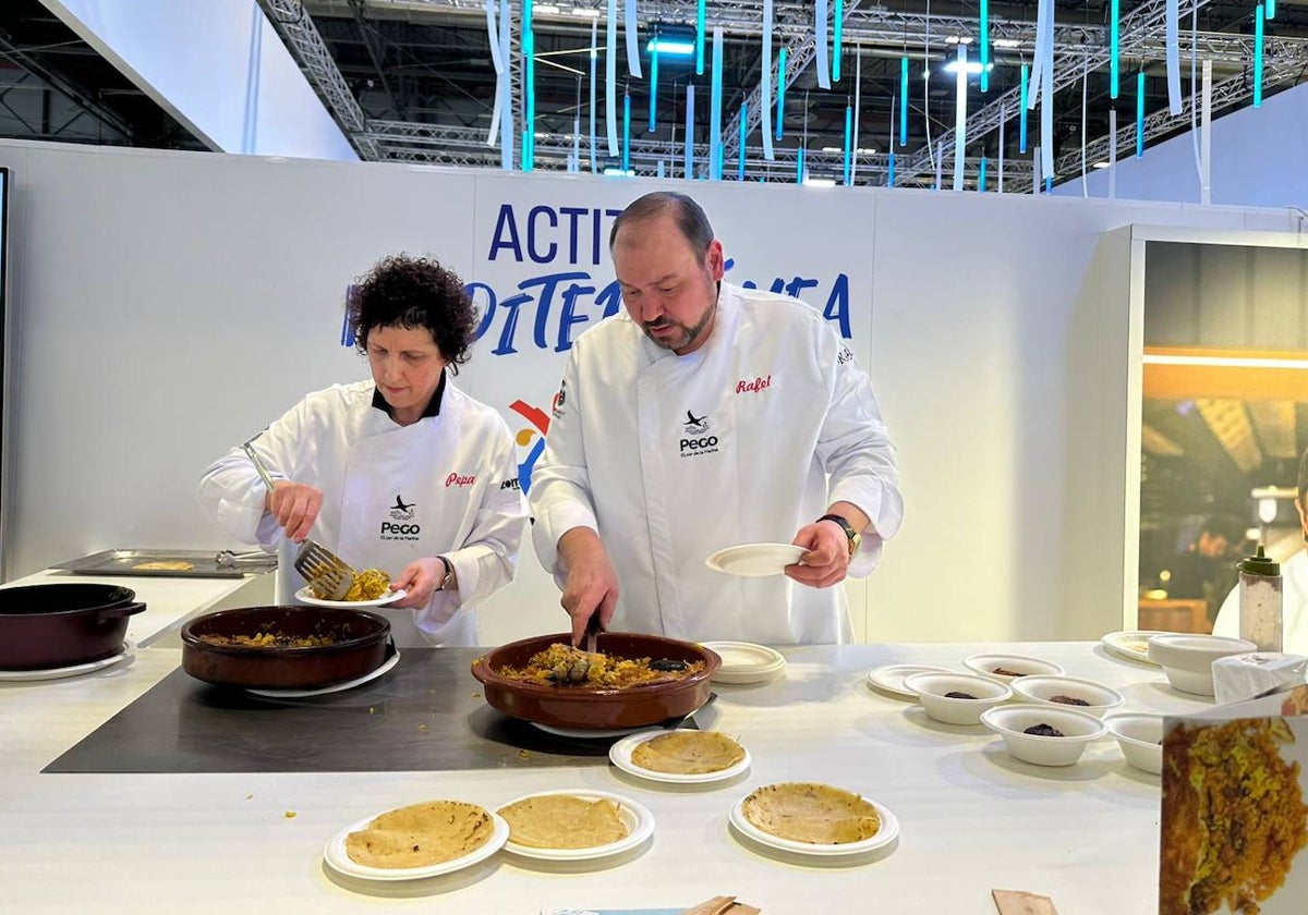 Pepa Dominguis y Rafel Frau con el arròs amb crosta.