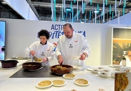 Pepa Dominguis y Rafel Frau con el arròs amb crosta.