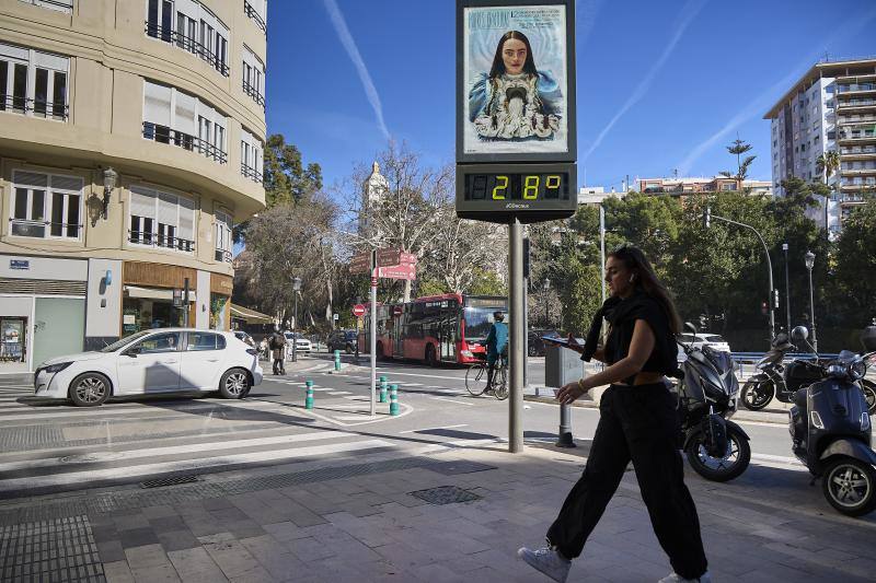 Baños en la playa Las Arenas de Valencia en pleno mes de enero