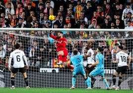 Giorgi Mamardashvili, ante el Athletic Club, en Mestalla.