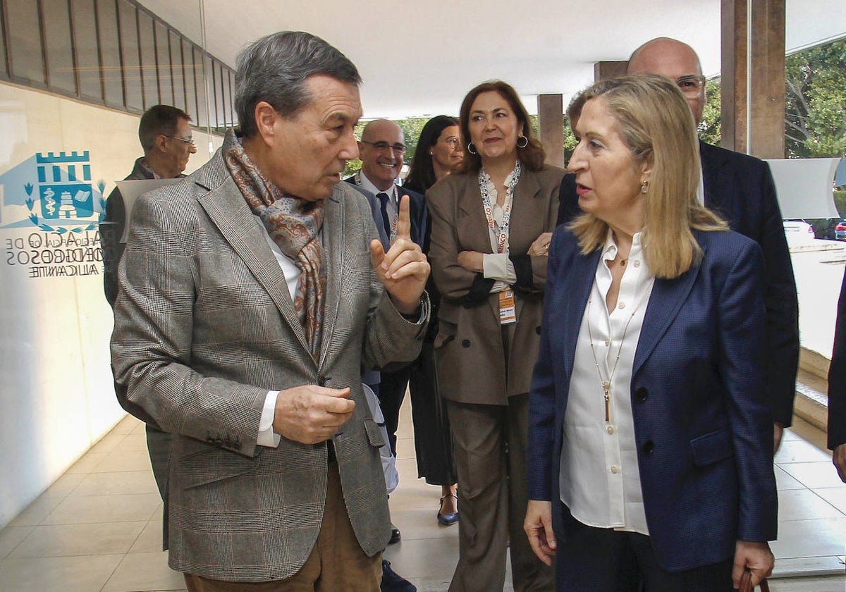 El conseller Marciano Gómez, junto con a vicesecretaria de Política Social del Partido Popular, Ana Pastor, este jueves en Alicante.