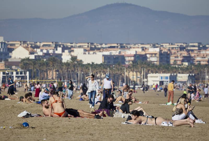 Baños en la playa Las Arenas de Valencia en pleno mes de enero