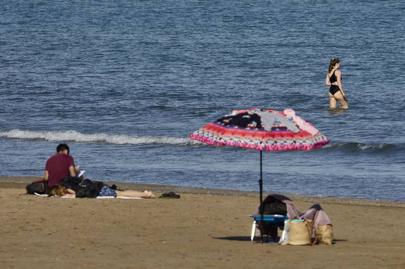 Baños en la playa Las Arenas de Valencia en pleno mes de enero