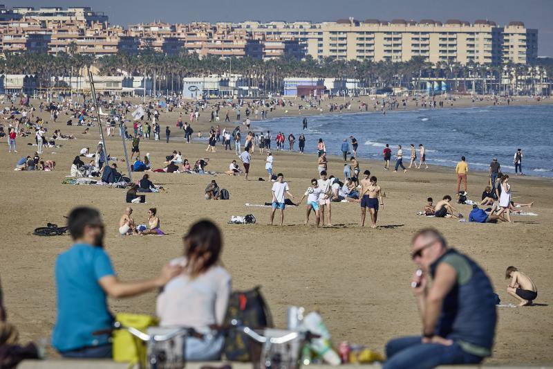 Baños en la playa Las Arenas de Valencia en pleno mes de enero