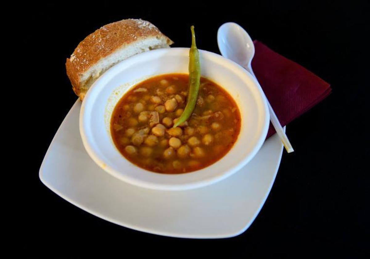 Plato con garbanzos y callos.