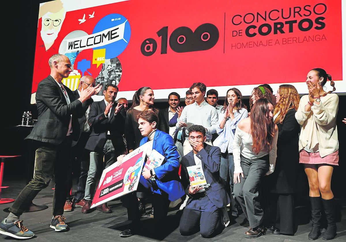 Los jóvenes ganadores y los finalistas, junto a Jesús TRelis, director de LAS PROVINCIAS, y Alfred Costa, Director de À Punt.