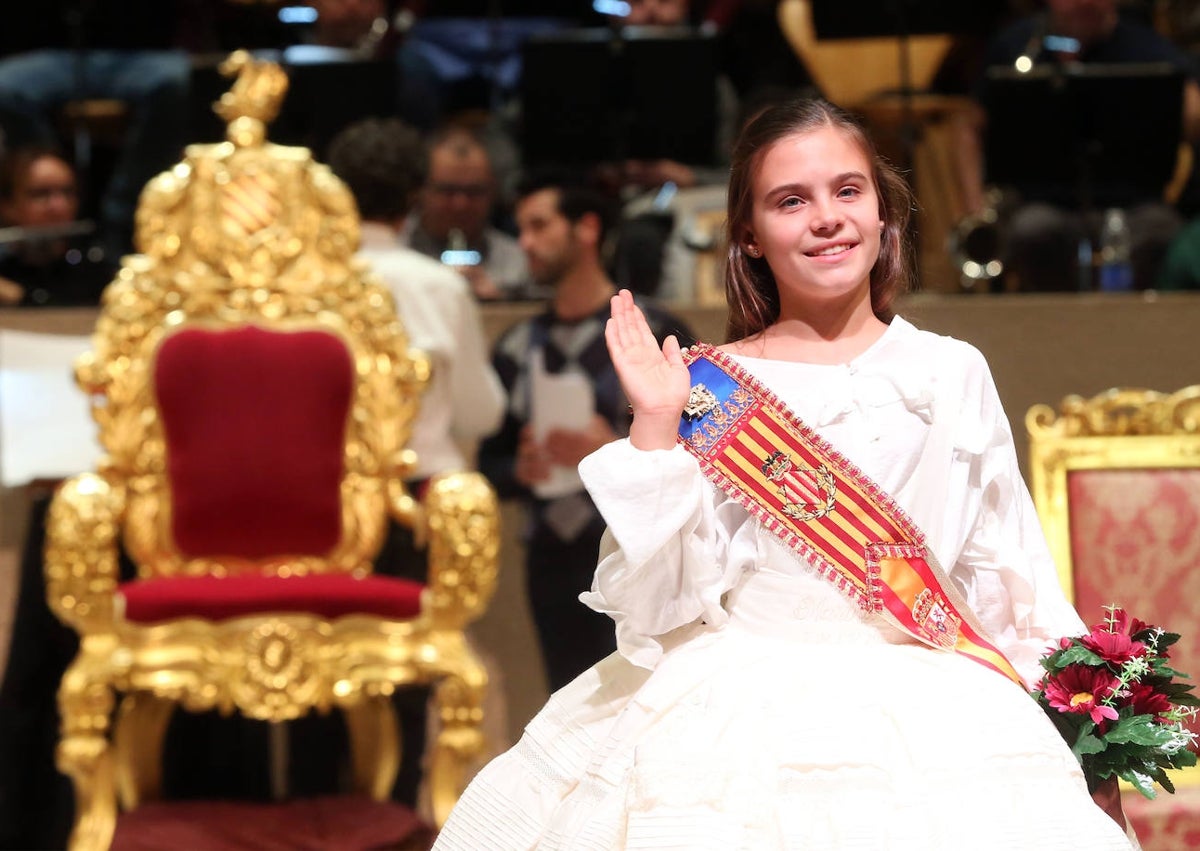 Imagen secundaria 1 - Ensayo de María Estela Arlandis y de Marina García y la fallera mayor infantil de Valencia, con el edil de Fallas, Santiago Ballester.