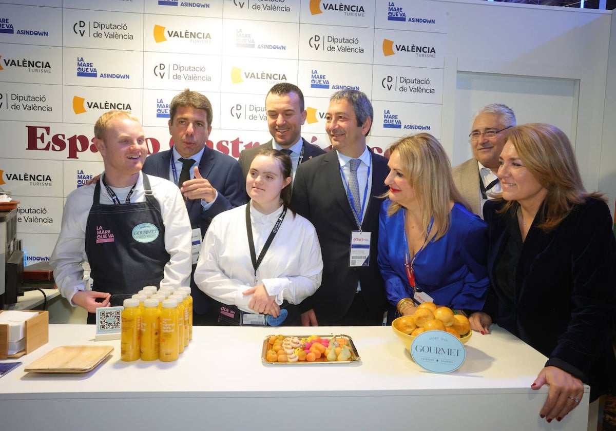 Platos valencianos, disfraces y apuestas LGTB para vender en Fitur hasta el último pueblo