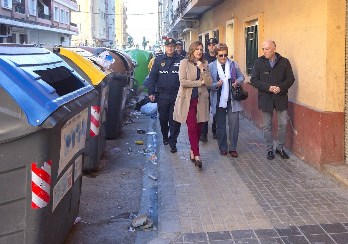 Imagen principal - Paseo de la alcaldesa de Valencia, María José Catalá, con los vecinos de Orriols y reunión mantenida.