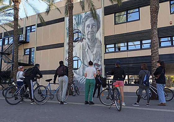 Uno de los murales Dones de Ciéncia.