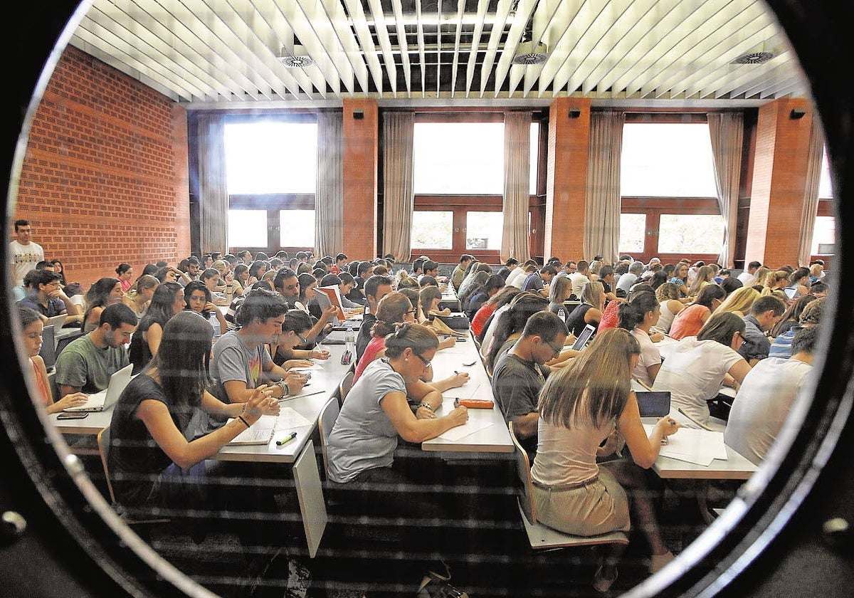 Alumnos en un aula del campus de Tarongers.