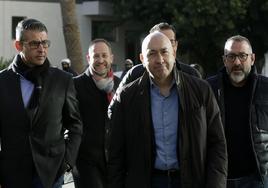 Alejandro Soler, en el centro, junto a algunos de sus colaboradores.