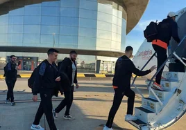 La expedición del Valencia Basket sube al avión en Manises rumbo a Vitoria.