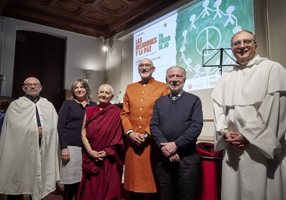 Representantes de distintas confesiones religiosas en el encuentro de este viernes.