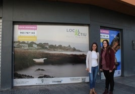 María José García y Sandra Gertrúdix, junto al escaparate de uno de los locales.