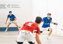 Vicent observa cómo Canari está a punto de parar una pelota.