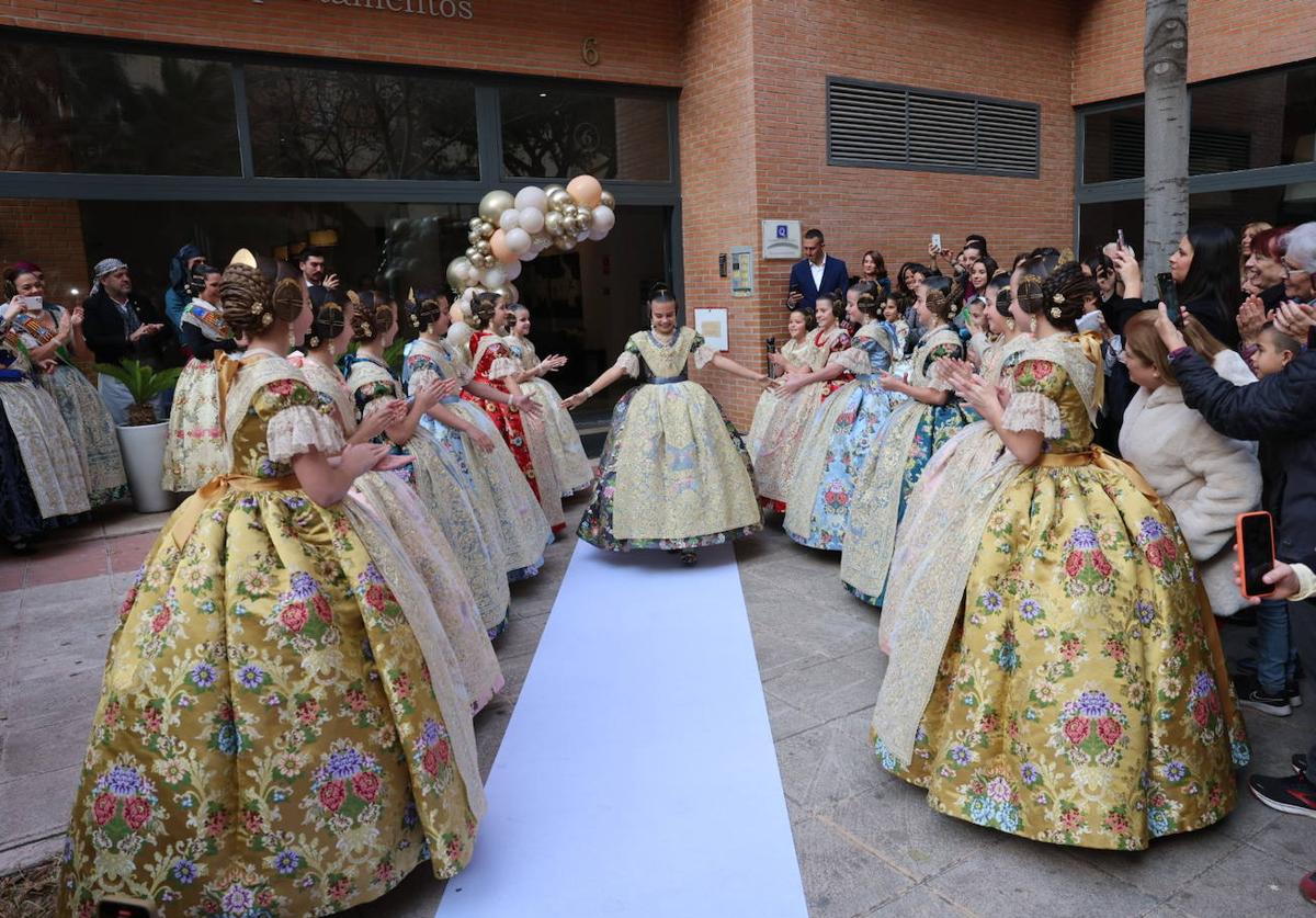 La fallera mayor infantil de Valencia, Marina García, y su corte.