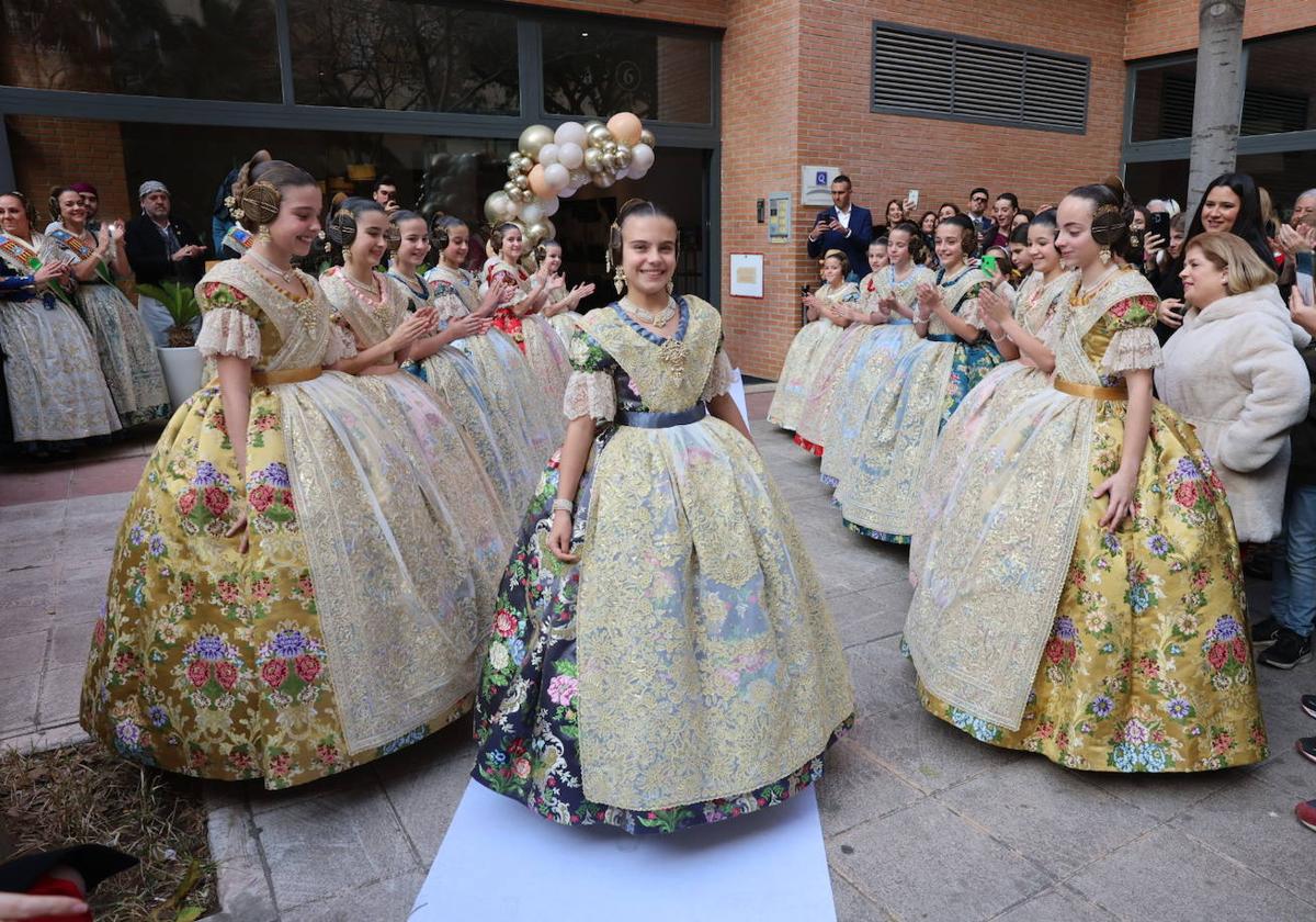 Marina García junto a su corte.