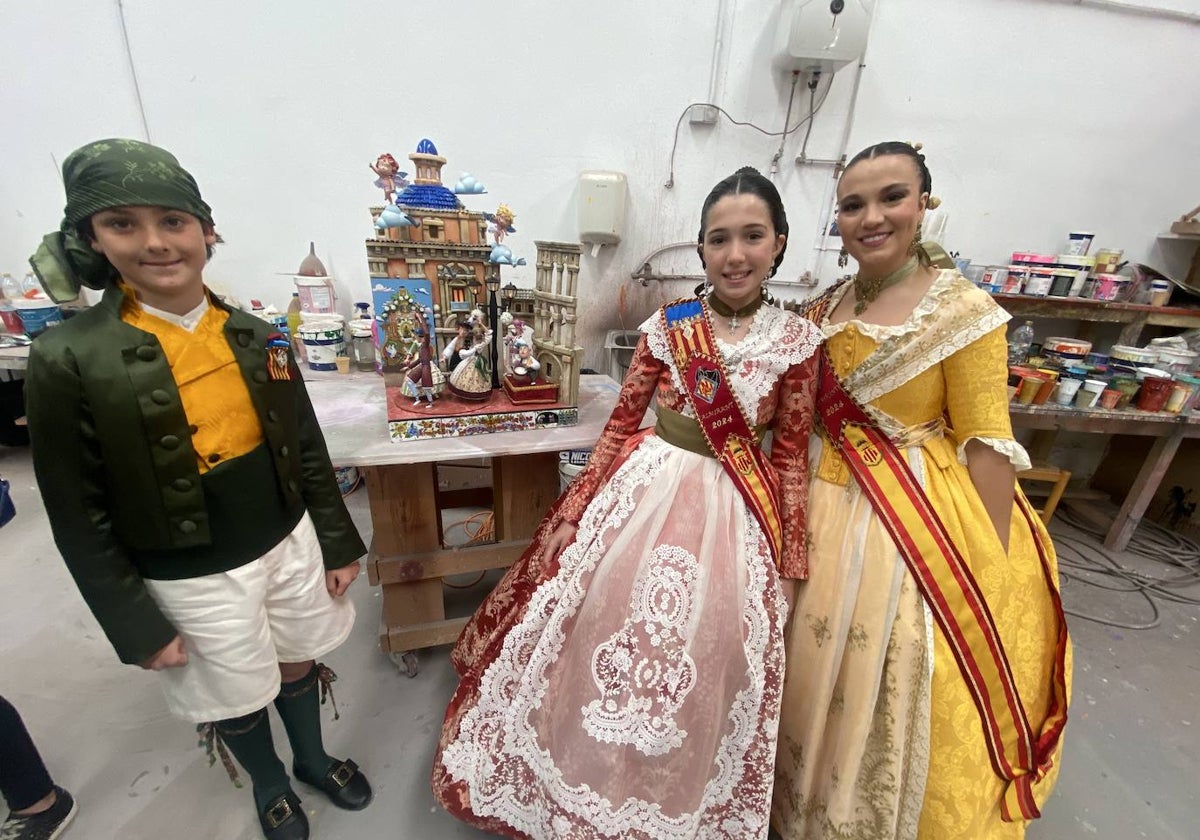 Nicolás Vich, Vega Martínez y Marta Garrigós, junto al ninot infantil de Almirante.