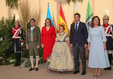 La alcaldesa viste de rojo en la exaltación de la fallera mayor infantil de Valencia