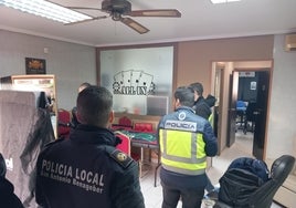 Agentes de la Policía Local y Policía Autonómica inspeccionan el casino clandestino.