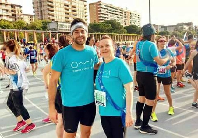 Rosa Mira, junto a uno de sus hijos tras completar su primera Ekiden.