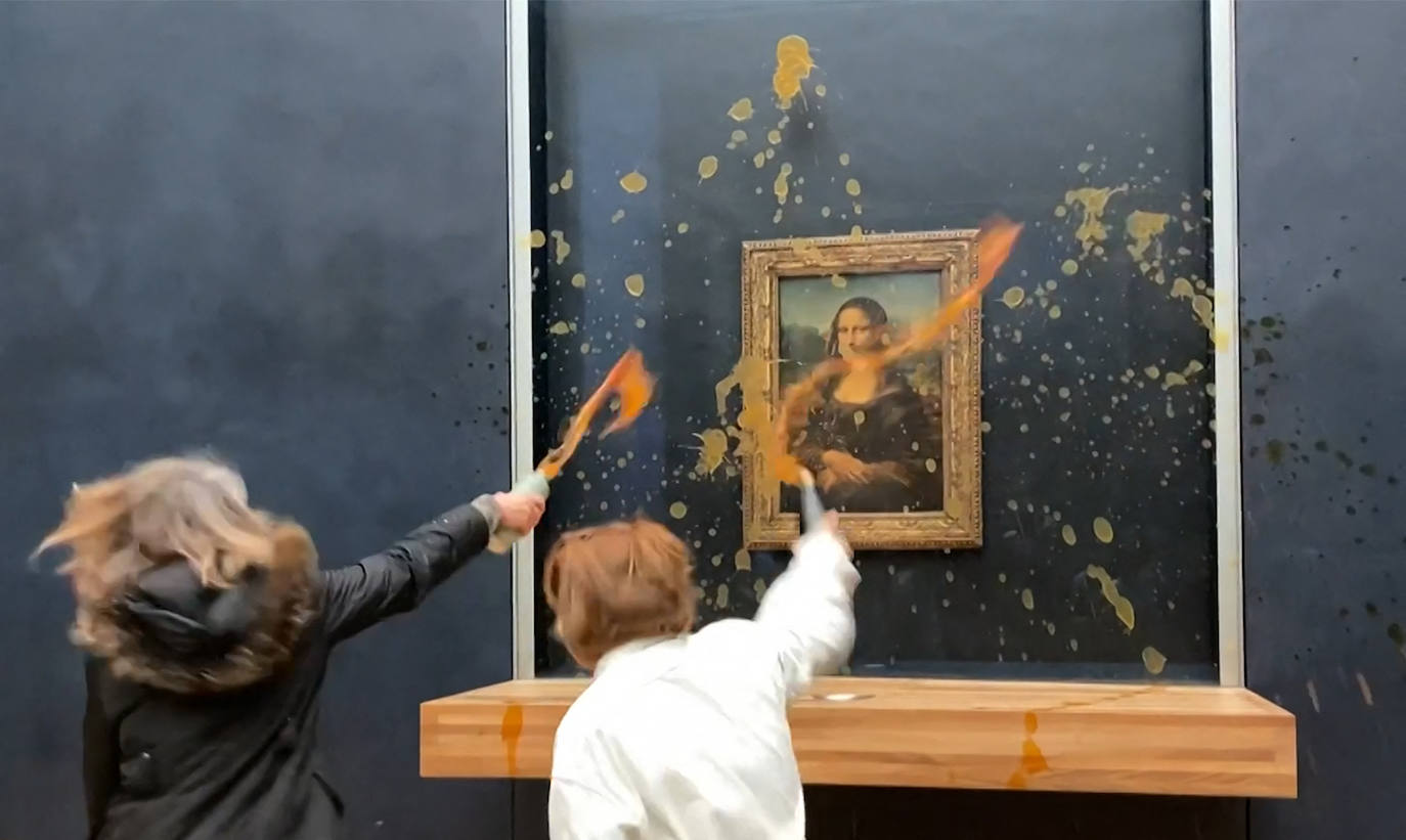 Activistas lanzan sopa a la 'Mona Lisa' en el museo francés del Louvre.