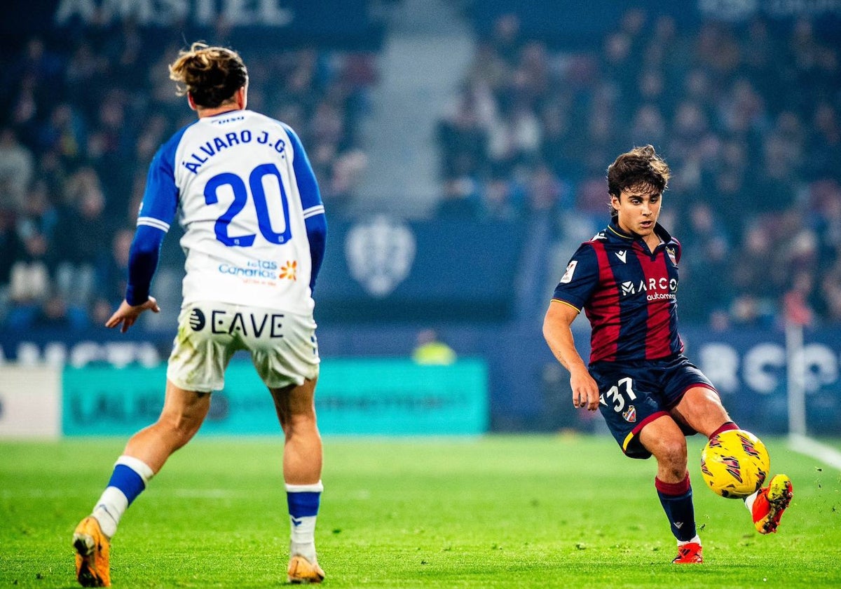 Carlos Álvarez golpea el balón durante el partido contra el Tenerife.