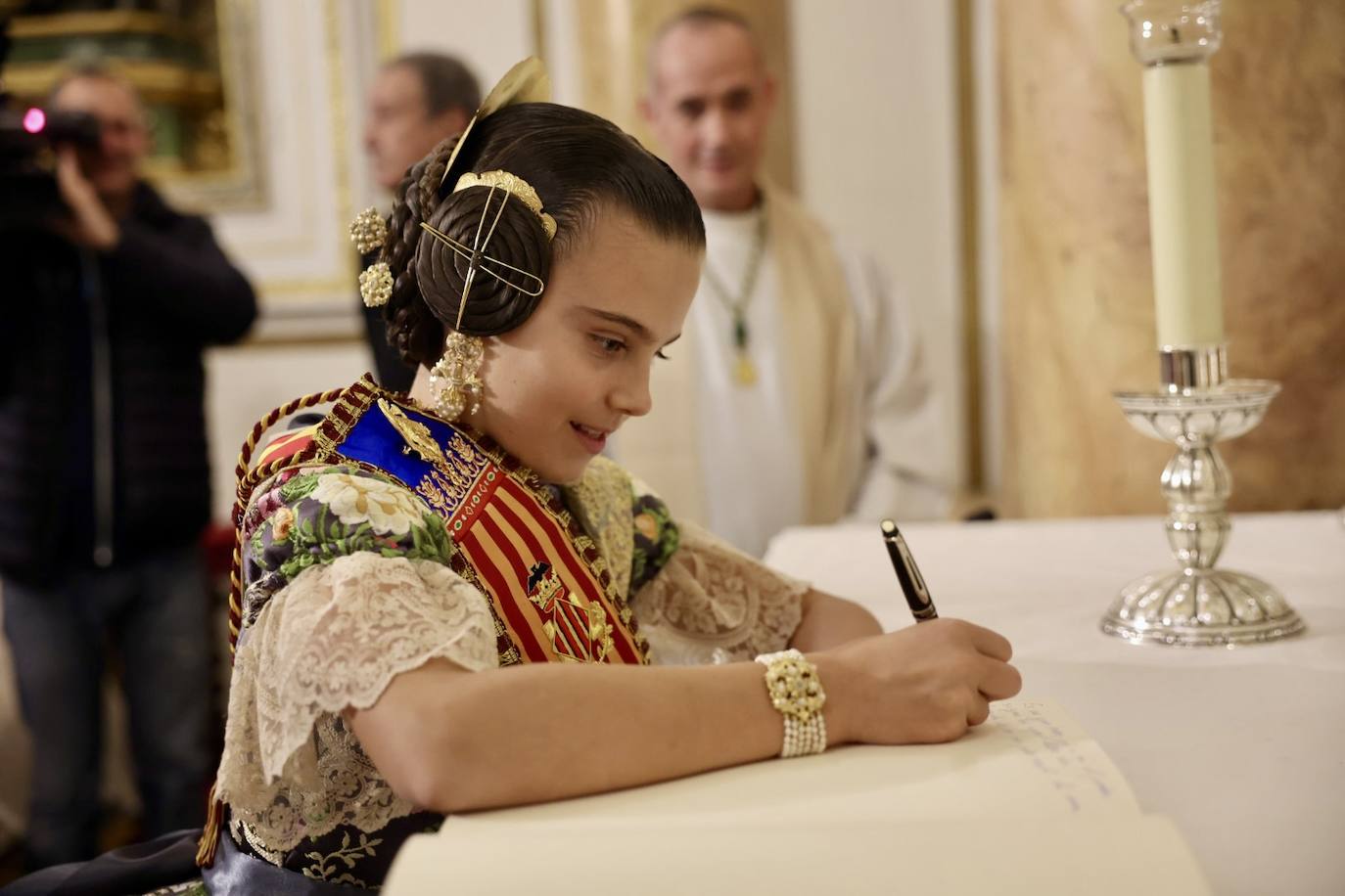 La visita de las falleras mayores de Valencia a la Basílica de Valencia