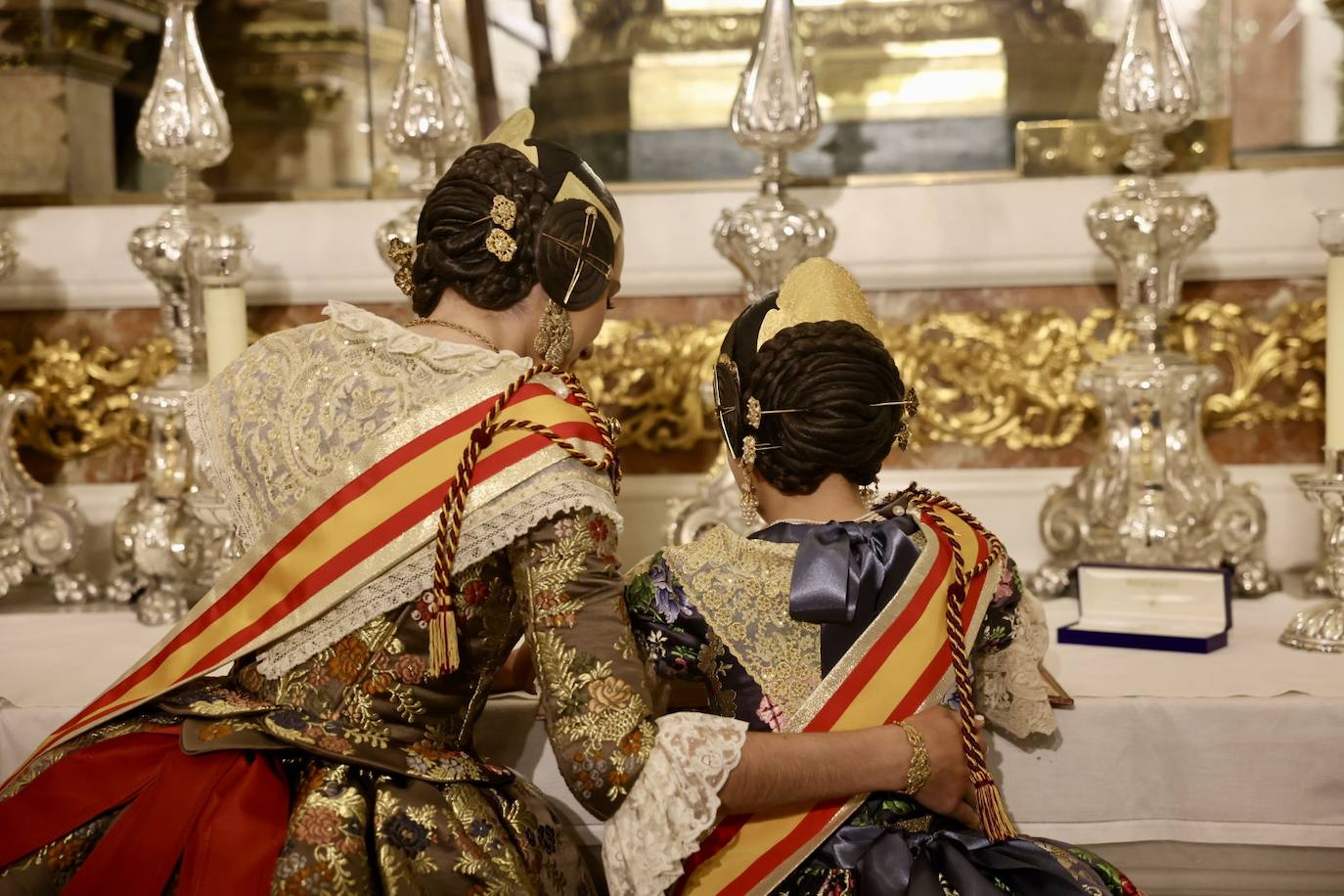 La visita de las falleras mayores de Valencia a la Basílica de Valencia