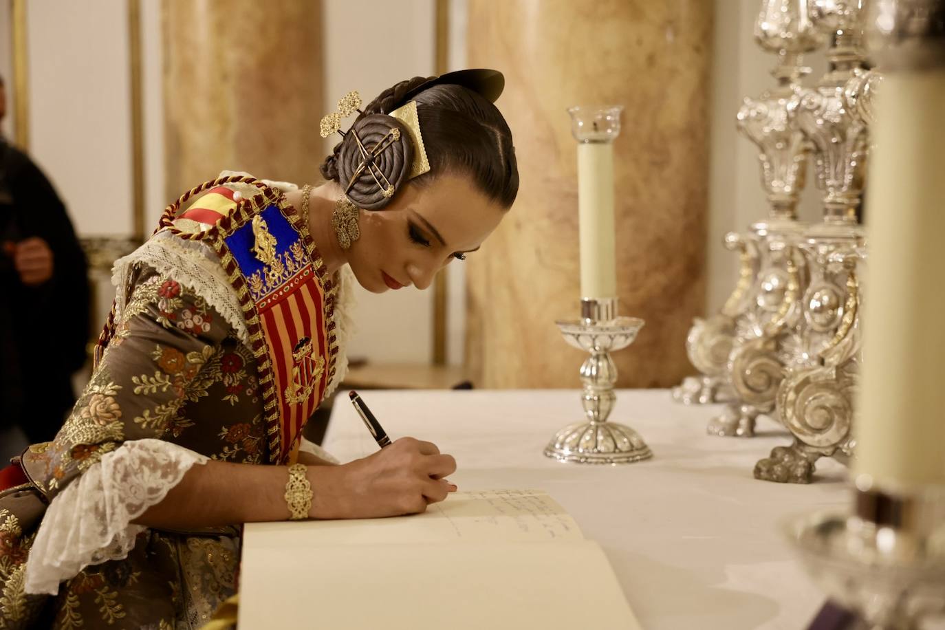 La visita de las falleras mayores de Valencia a la Basílica de Valencia