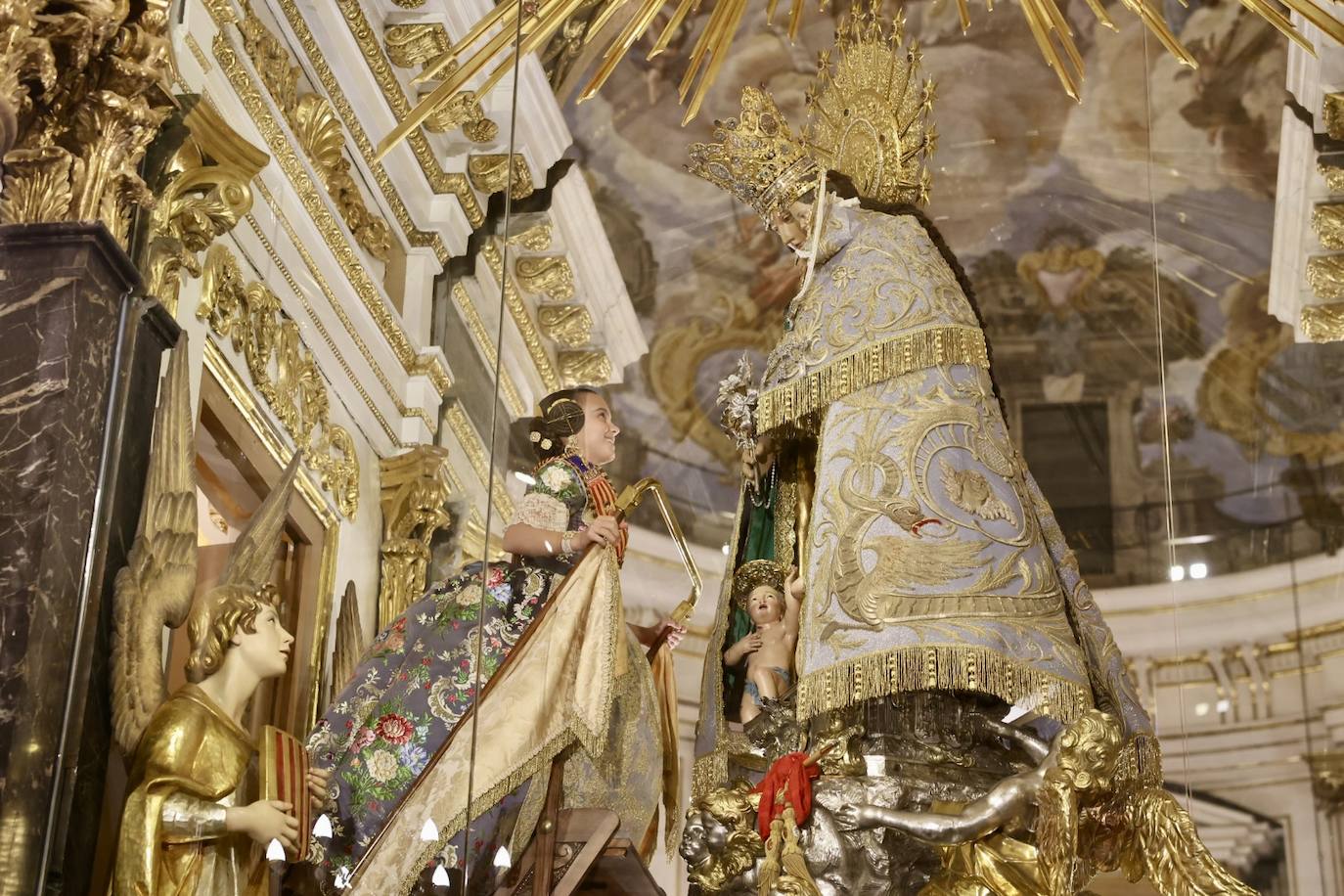 La visita de las falleras mayores de Valencia a la Basílica de Valencia