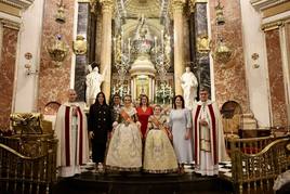 La visita de las falleras mayores de Valencia a la Basílica de Valencia