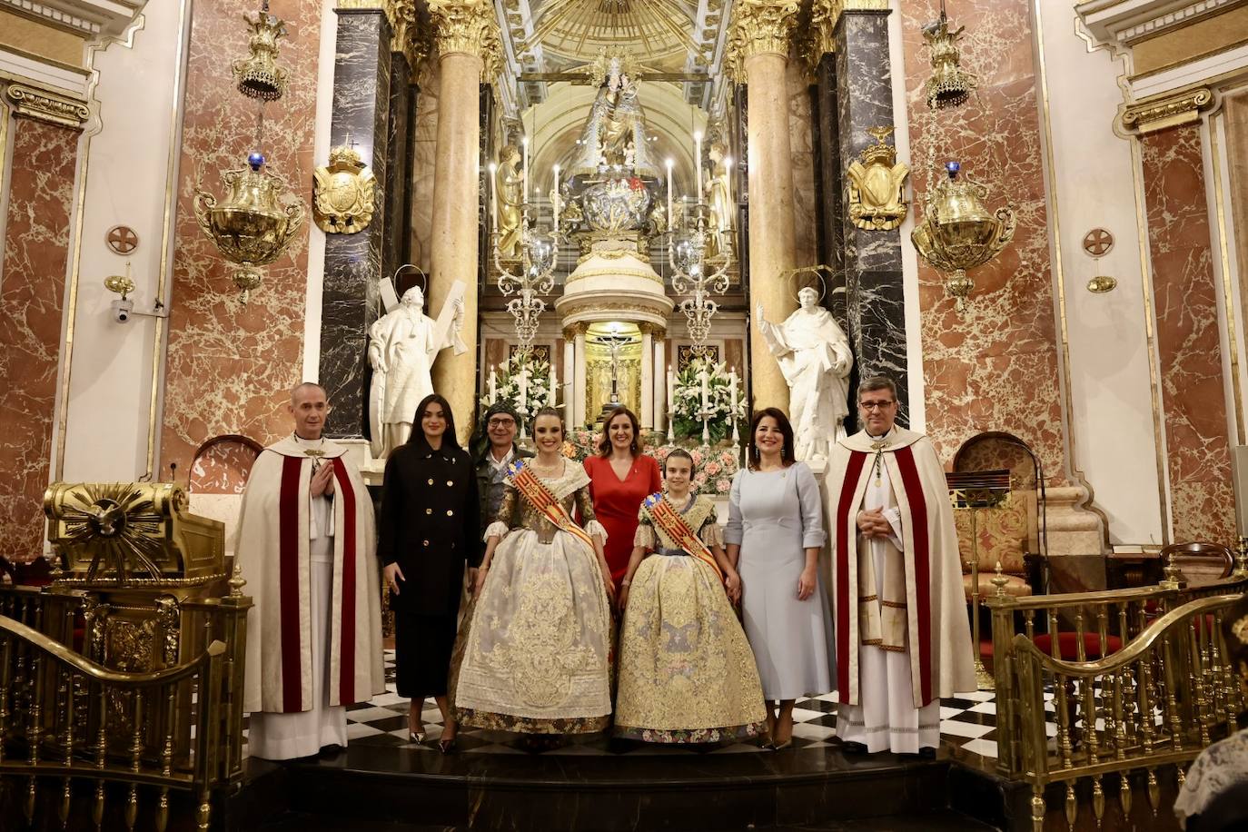 La visita de las falleras mayores de Valencia a la Basílica de Valencia