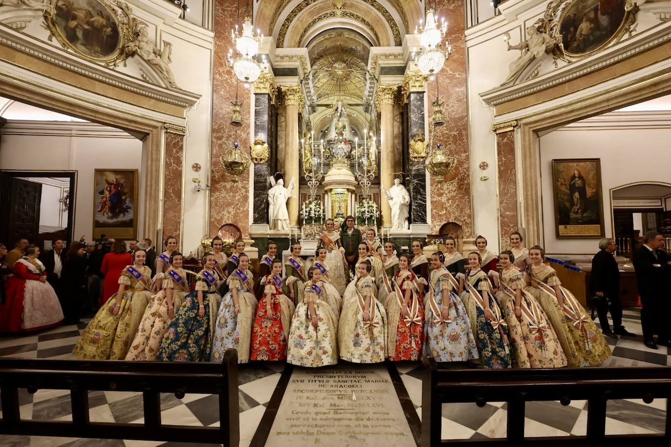 La visita de las falleras mayores de Valencia a la Basílica de Valencia