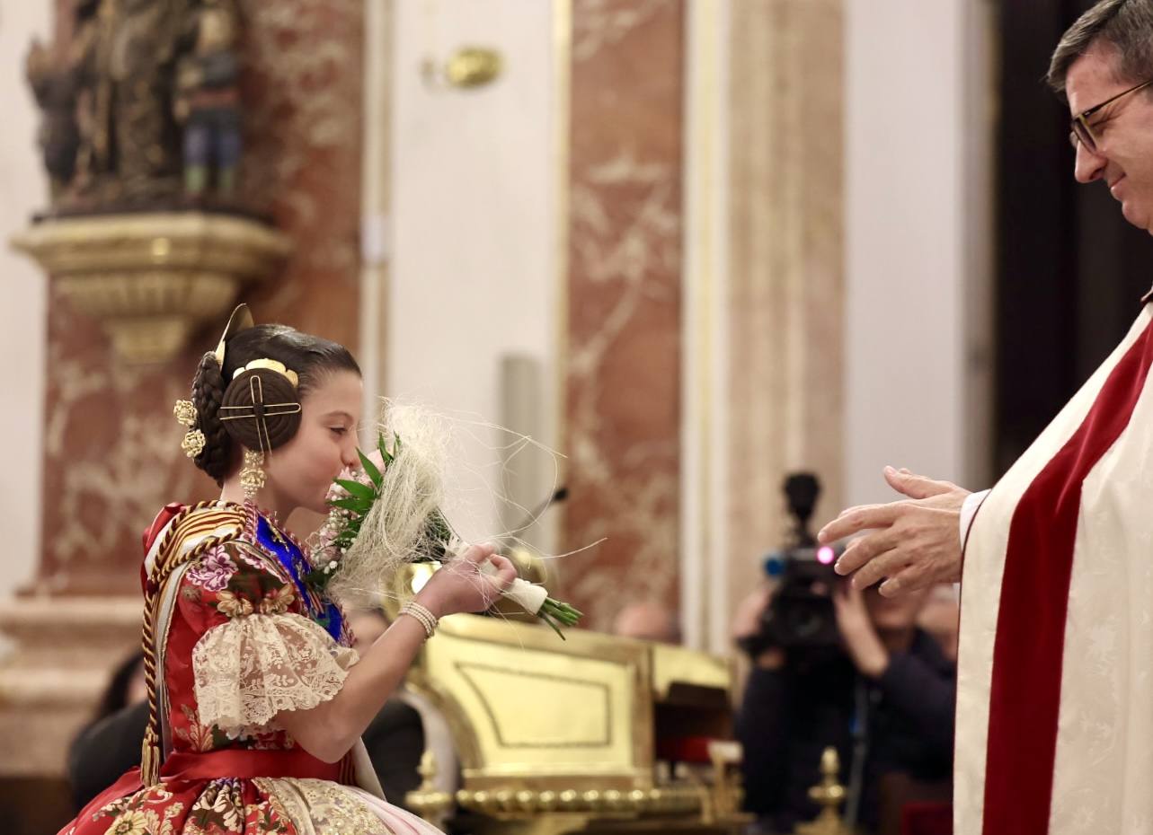 La visita de las falleras mayores de Valencia a la Basílica de Valencia