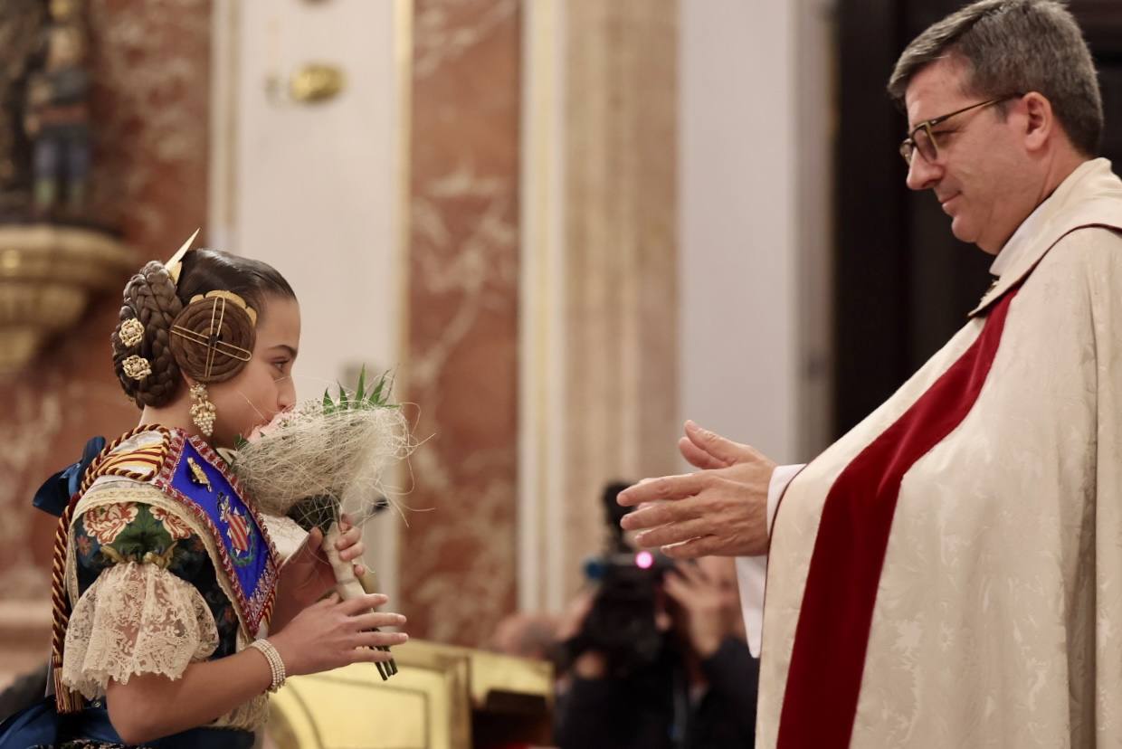 La visita de las falleras mayores de Valencia a la Basílica de Valencia