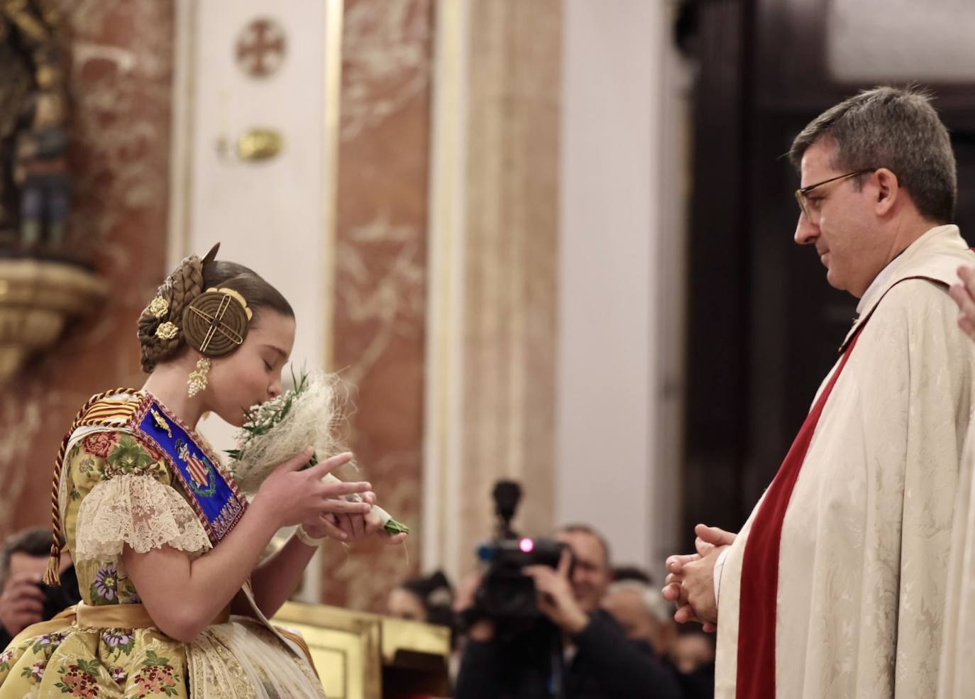 La visita de las falleras mayores de Valencia a la Basílica de Valencia