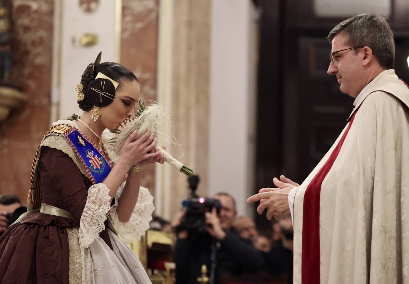 La visita de las falleras mayores de Valencia a la Basílica de Valencia