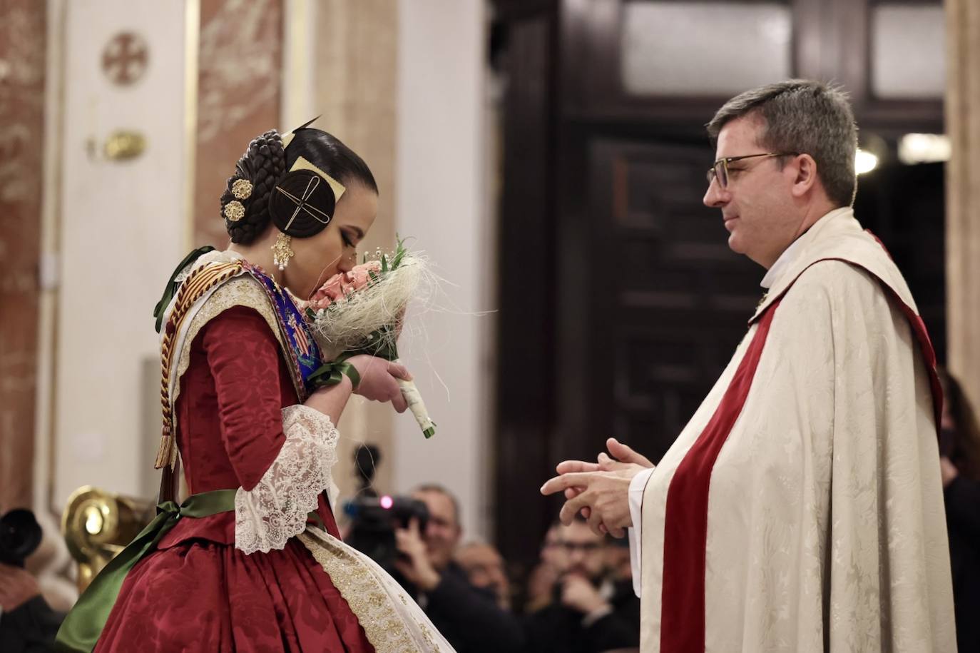 La visita de las falleras mayores de Valencia a la Basílica de Valencia